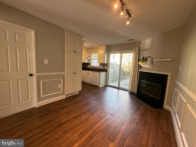 Building Photo - 8702 Village Green Ct