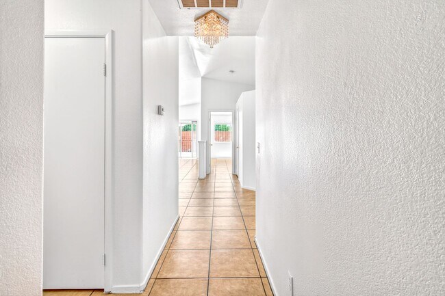 Foto del edificio - BEAUTIFUL SINGLE-STORY HOME LOCATED IN LAS VEGAS