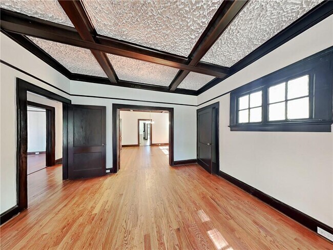 Building Photo - 400 Mathewson Pl SW