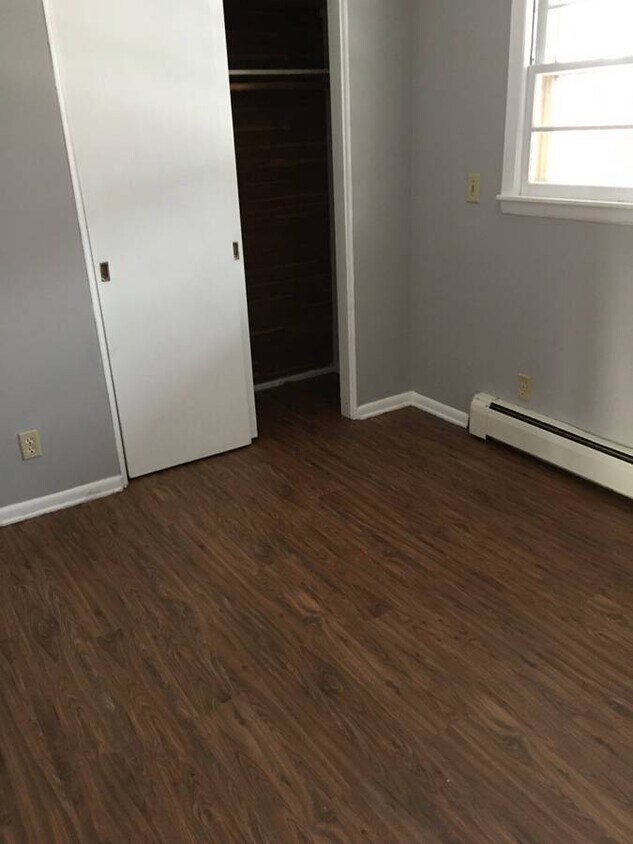 1 bedroom closet - 604 White St SW
