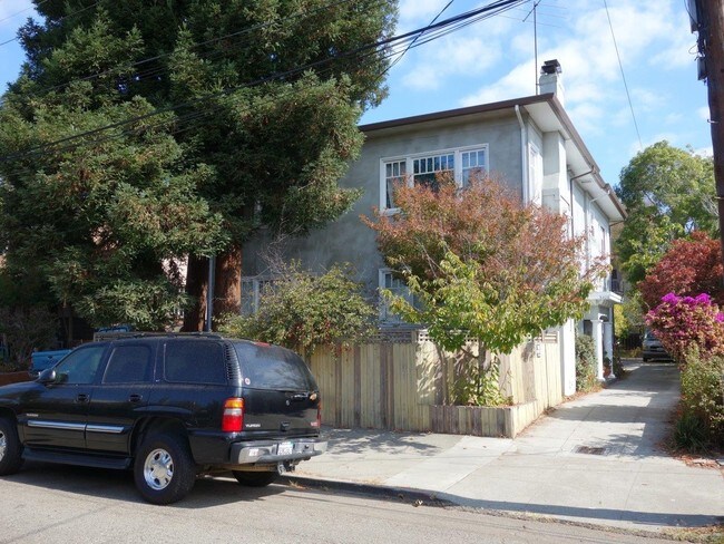 Building Photo - 6426 Benvenue Ave