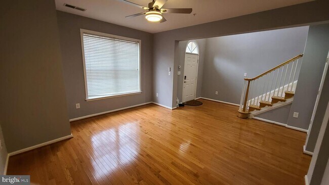 Foto del edificio - 1219 Maple Grove Ln
