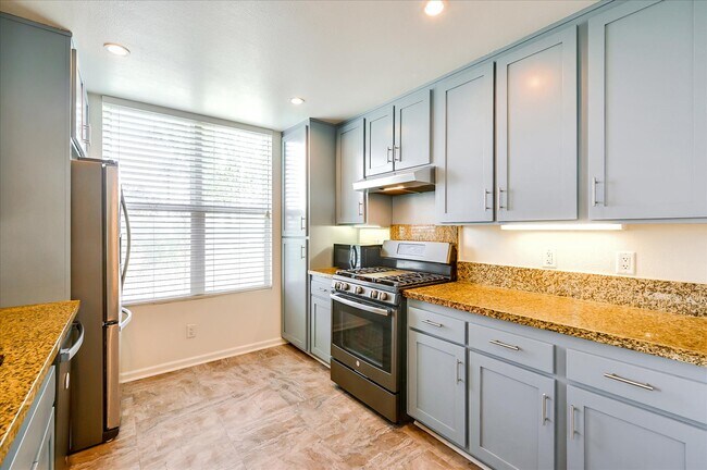 Building Photo - 401 Crescent Ct