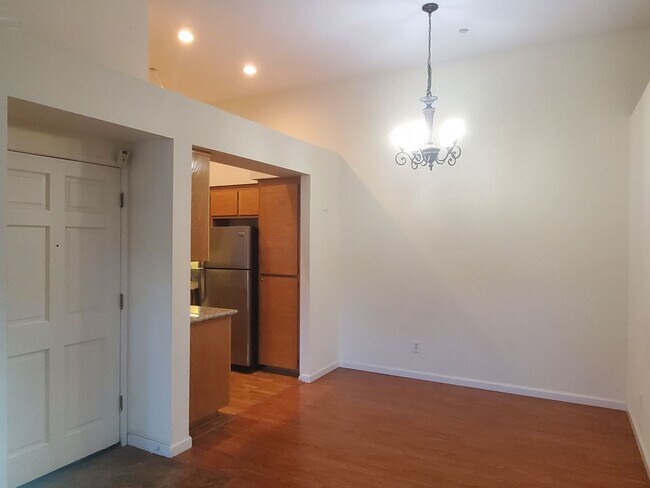 Foto del edificio - Spacious Condo, A/C, Wood Floors, Fresh Pa...