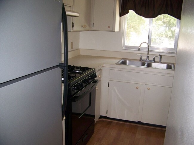Building Photo - 2001 San Marcos Dr SE