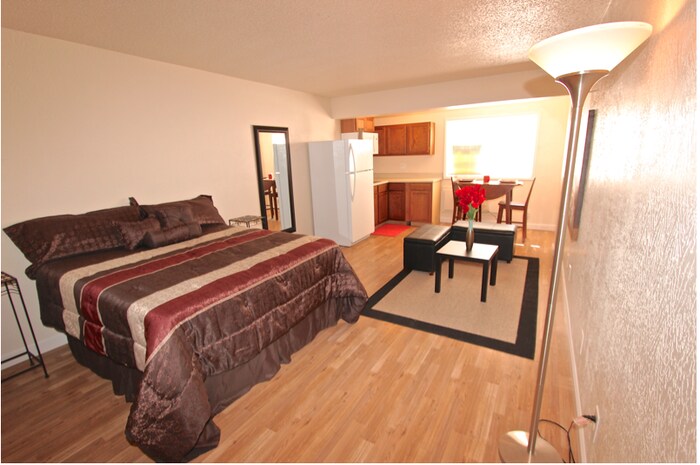 Building Photo - Spacious studio apartment!!! Blocks from CMU