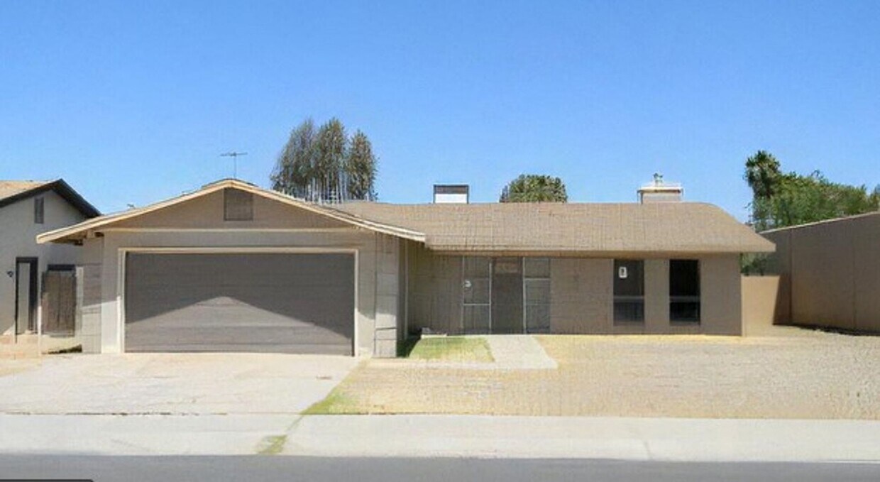 Foto principal - 3 Bedroom 2 Bathroom Central Estates Home