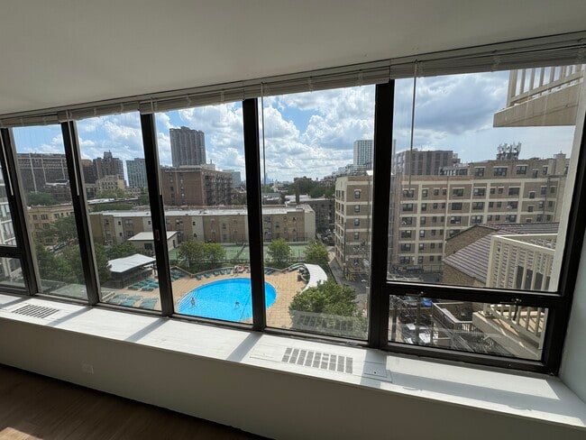 Foto del edificio - 3930 N Pine Grove Ave