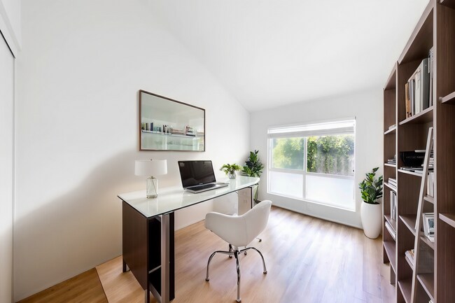 Building Photo - Spacious 2 bedroom Newport Beach condo