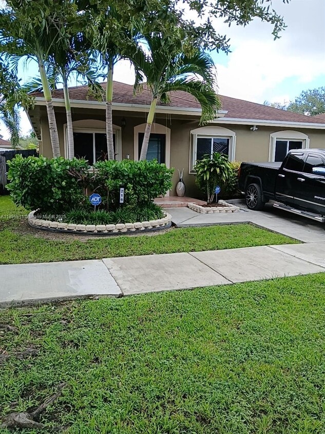 Foto principal - 216 SW 15th Rd