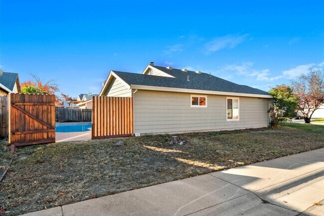Building Photo - Move In Before 3/31 And Get $300 Off The 1...