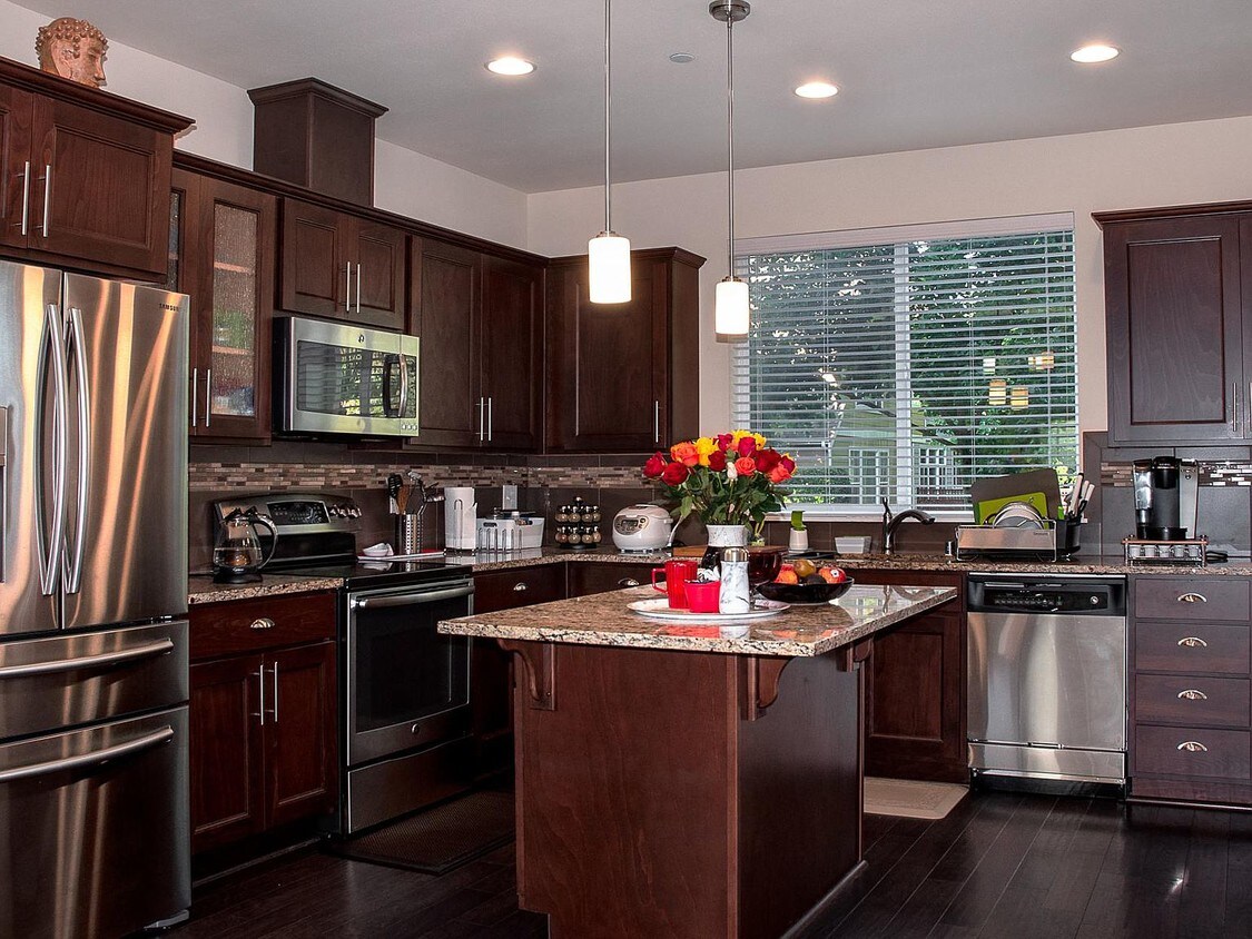 Foto principal - 2331 25th Ave NE