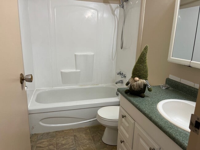 Building Photo - 1 Bed 1 Bath Unit in Red Deer, AB