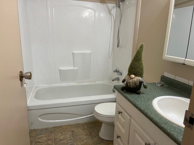 Photo du bâtiment - 1 Bed 1 Bath Unit in Red Deer, AB