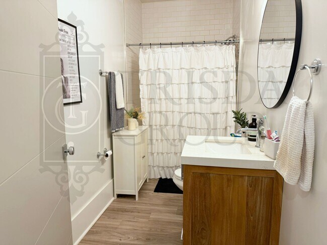 Foto del edificio - Avail July 15th! Stylish 1-Bedroom Apartment in Mt. Washington –2 Off Street Parking Spaces, AC, ...