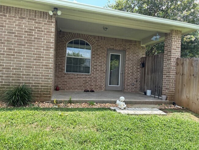 Foto del edificio - 359 Stone Hill Dr