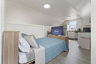 Building Photo - 523 18th Ave S