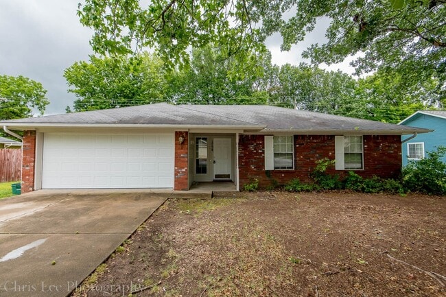 Photo - Beautiful 3 Bedroom Home 5 minutes From UofA!