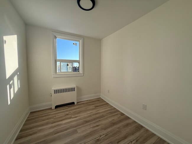 Building Photo - 611 Concession St