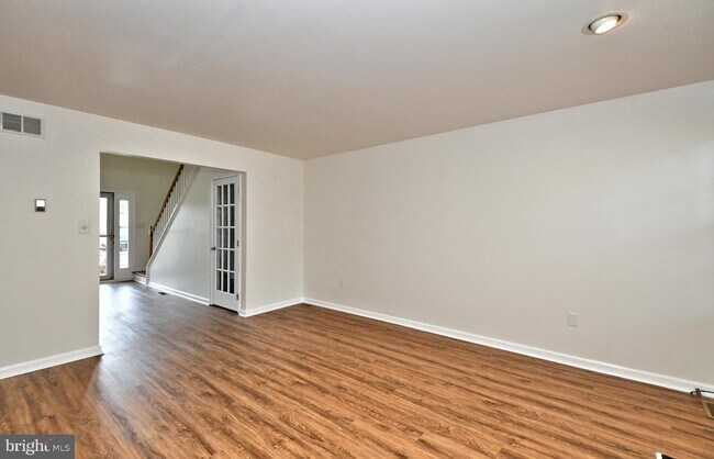Building Photo - 1275 Stonegate Cir