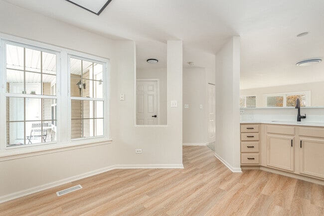 Building Photo - 135 President Ct