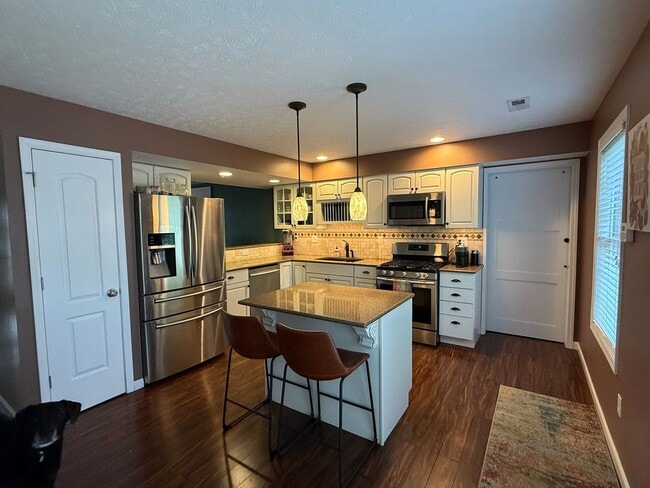 Building Photo - Charming 3BR Townhome in Bloomington