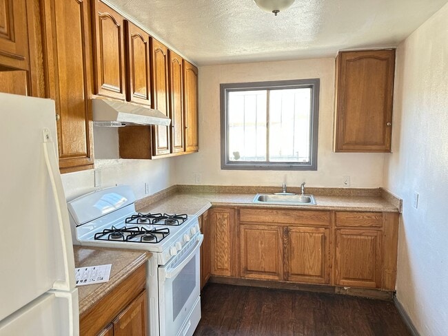 Building Photo - 3 Bedrooms 1  Bathroom  House In a Quiet A...