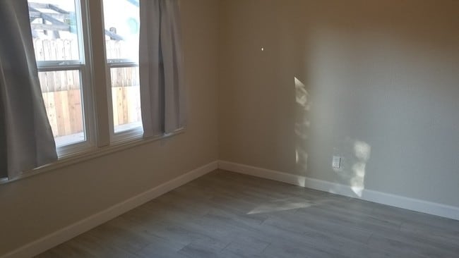 Building Photo - Cute updated 2 bed 1 bath duplex
