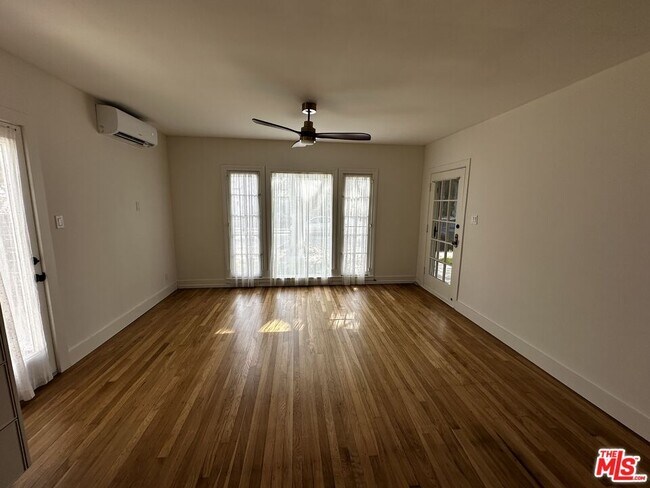 Foto del edificio - 8903 Hubbard St