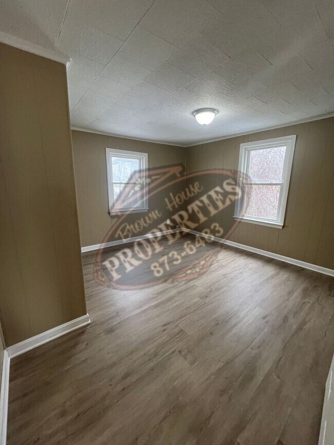 Building Photo - 16 Western Ave