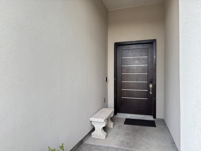 Foto del edificio - 6002 Amir Dr