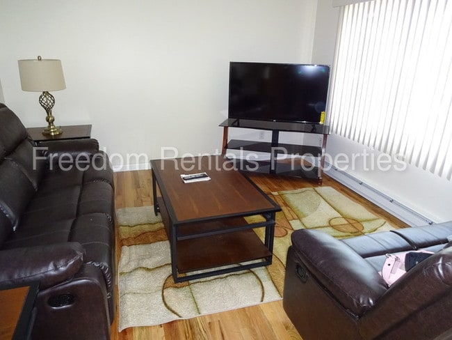 Building Photo - Fully Furnished newly remodeled townhouse