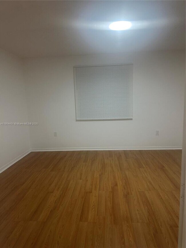 Foto del edificio - 1165 NW 125th Pl