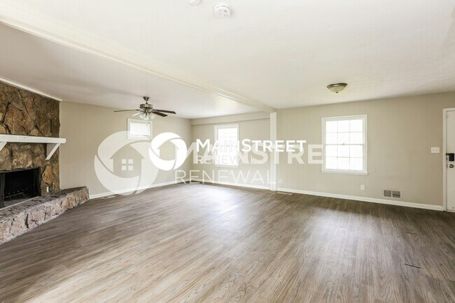 Building Photo - 3 Bedroom Pet-Friendly Home in Riverdale, GA with Main Street Renewal