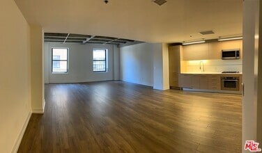 Building Photo - 727 W 7th St