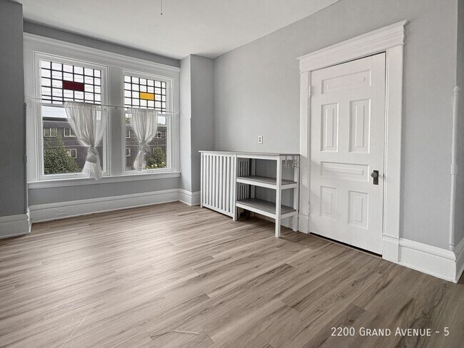 Foto del edificio - 2200 Grand Ave S