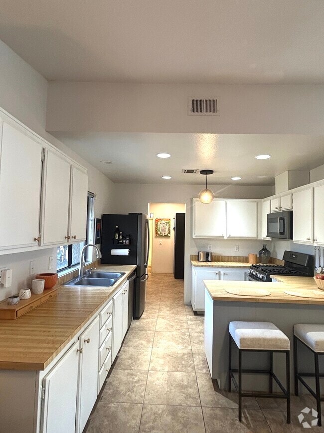 Building Photo - 74103 Catalina Way