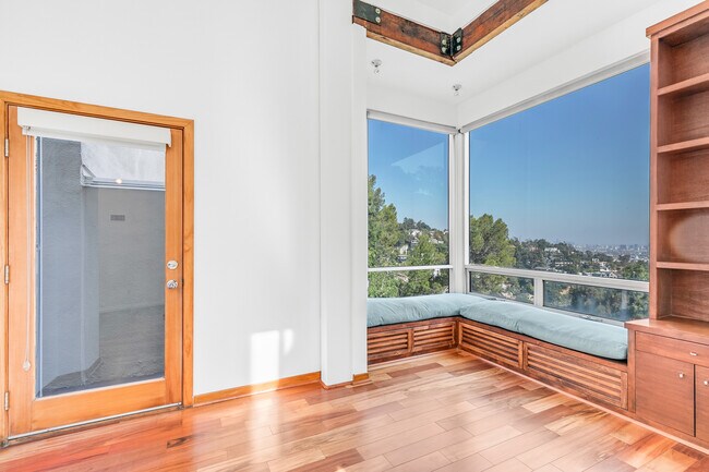 Foto del edificio - 2734 Hollyridge Dr