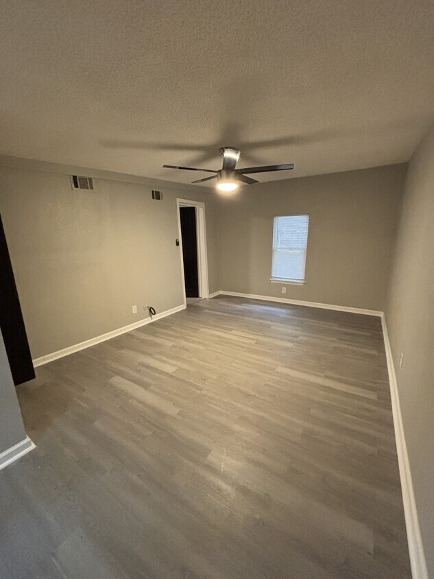 Foto principal - 2303 E 81 St
