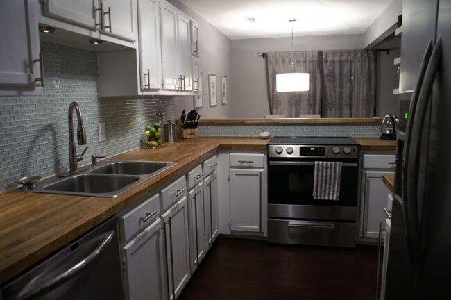 Foto del edificio - 23 Maplecrest Drive