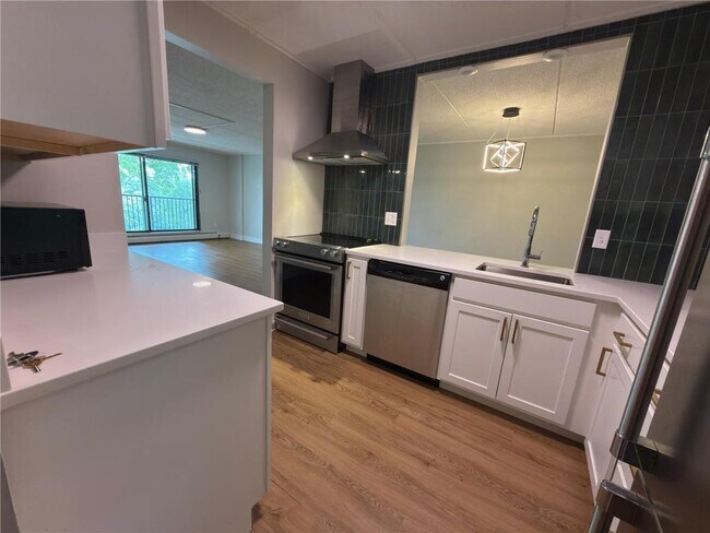 Foto del edificio - 10501 Cedar Lk Rd S