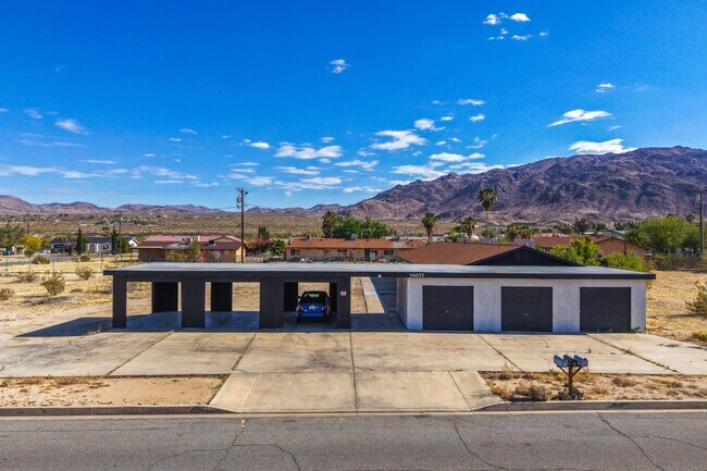 Foto del edificio - 74077 Cactus Dr