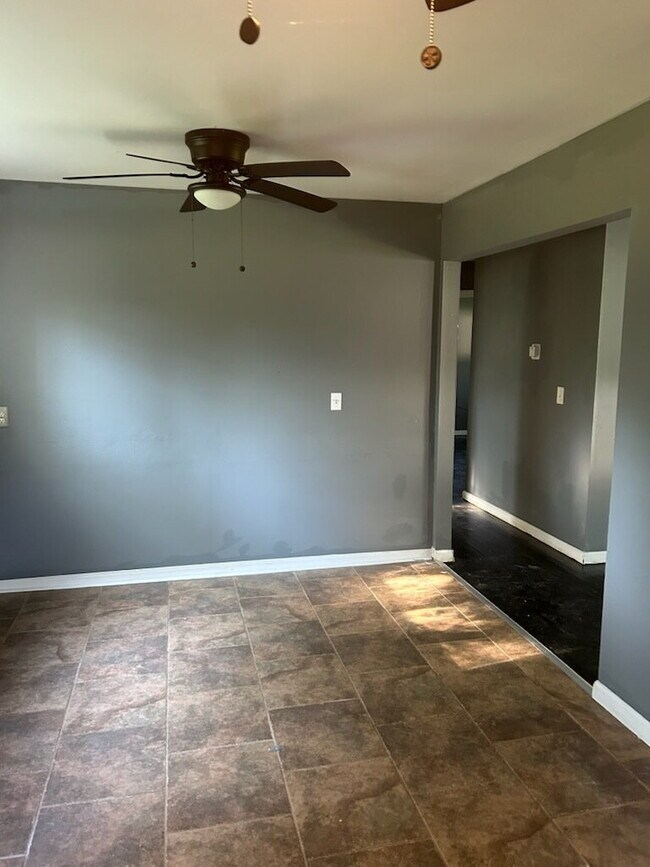 Foto del edificio - 3-Bed Oasis with Spacious Comfort at 6137 ...