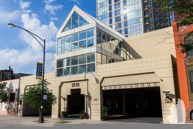 Building Photo - 1212 N La Salle Dr