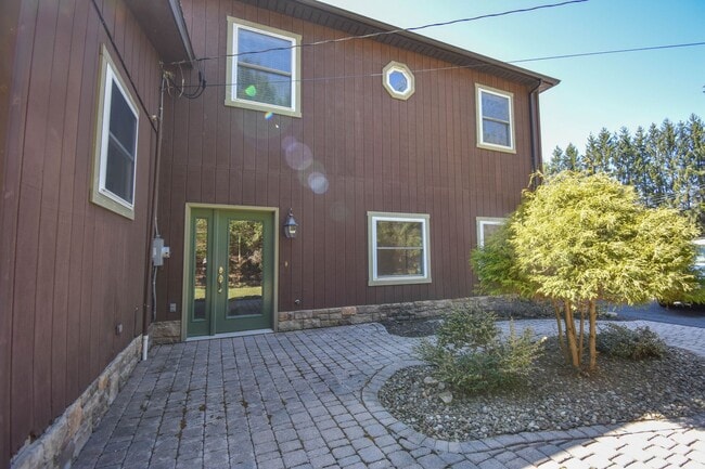 Foto del edificio - Luxury Living in the Country! 2 Car Heated Garage & More