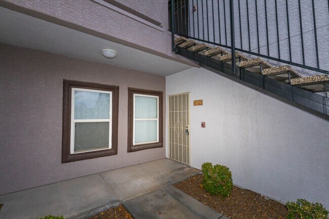 Building Photo - Lovely 1 Bedroom Condo For Rent