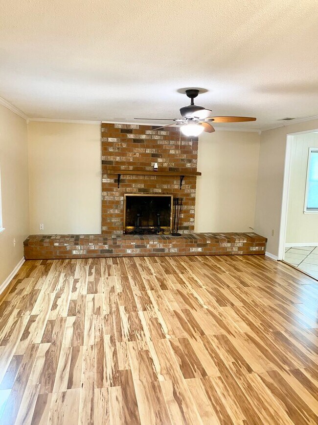 Foto del edificio - Available Now *Whitfield Park* 3BR/2BA home with Fenced backyard- Good schools!