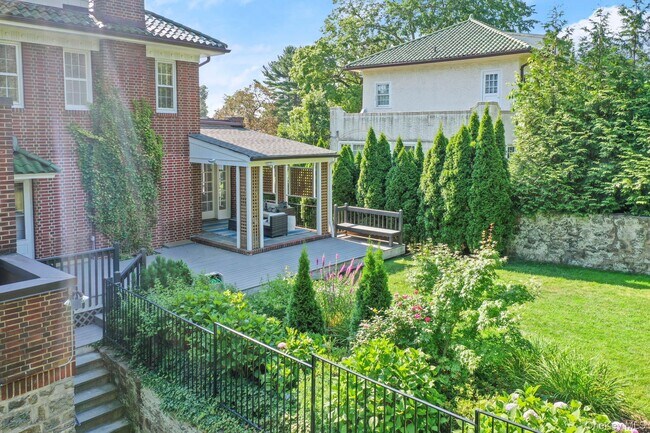 Foto del edificio - 16 Lyons Pl