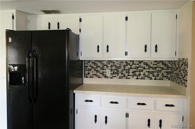 Building Photo - 710 Mayflower Ave