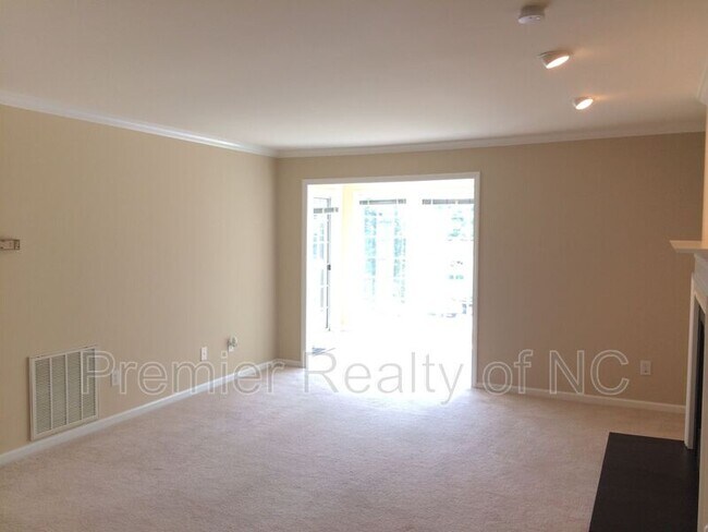 Foto del edificio - 126 River Oaks Ct